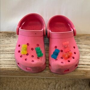 Toddler crocks pink with gummy bear charms